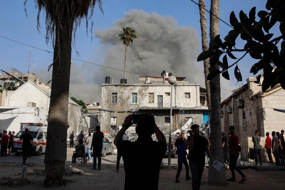 Gambar yang diambil daripada Hospital Ahli Arab menunjukkan asap berkepul-kepul ke ruang udara selepas serangan udara  Israel di kawasan kejiranan Daraj di bandar Gaza pada 31 Mei 2025. 