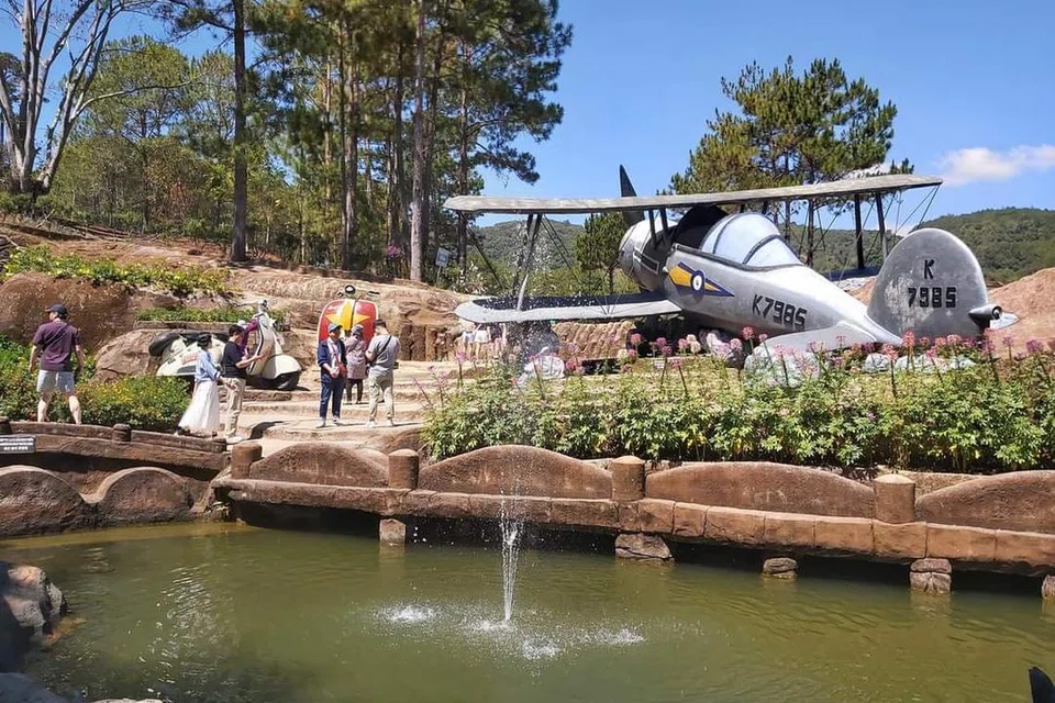 Pemandangan di sebuah tarikan di Dalat, Vietnam, yang diberi nama Terowong Tanah Liat. Ia mula dibina pada 2010 dan menawarkan pemandangan sungai dengan beberapa arca seni. 