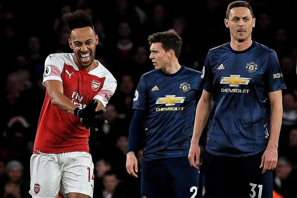 MENANG BERGAYA: Pemain Arsenal Pierre-Emerick Aubameyang (kiri) cukup gembira selepas menjaringkan gol penalti yang membantu pasukannya menewaskan Manchester United 2-0 di Stadium Emirates. - Foto EPA-EFE
