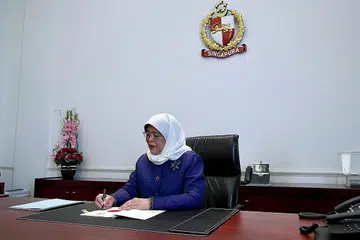 BERI PERSETUJUAN: Presiden Halimah Yacob semalam memberi persetujuan dan menandatangani Rang Undang-Undang Pinjaman Pemerintah Bagi Prasarana Penting. - Foto MCI