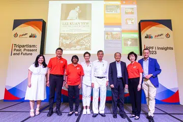 SESI DIALOG: Penasihat PPF, Cik Josephine Teo (empat dari kiri); Presiden NTUC, Cik Mary Liew (dua dari kanan); dan Setiausaha Agung NTUC, Encik Ng Chee Meng (dua dari kiri), bergambar dengan ahli panel dialog dan moderator sesi Dialog Wawasan PPF mengenai “Kerjasama Tiga Pihak: Masa Lalu, Masa Kini, Masa Depan” yang diadakan di YWCA Fort Canning pada Sabtu.