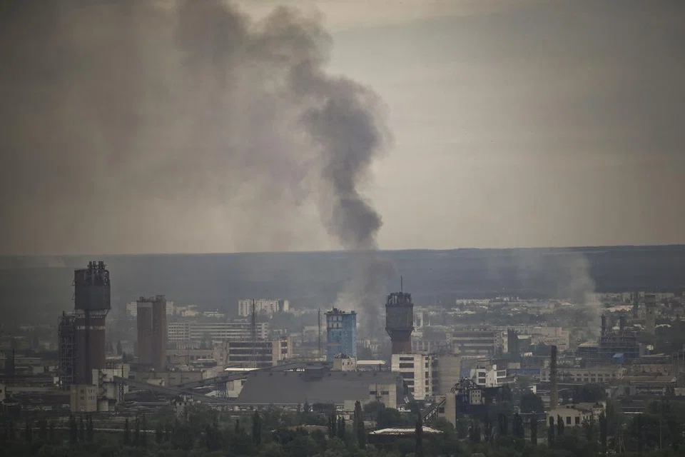 DISERANG: Asap kelihatan berkepul dari bandar Sievierodonetsk, Ukraine, ketika negara itu terus diserang Russia kelmarin. - Foto AFP