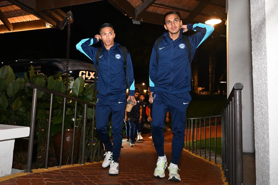 Penyerang utama, Shawal Anuar (kiri) bersama pemain tengah Singapura, Shahdan Sulaiman tiba di tempat penginapan pasukan mereka di Kuala Lumpur.