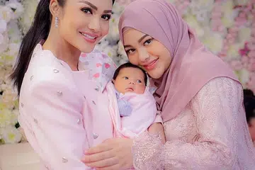 KELUARGA TIGA GENERASI: Krisdayanti (kiri) berkongsi kegembiraan anaknya, Aurel Hermansyah (kanan) yang baru melahirkan Ameena Hanna Nur Atta pada 22 Februari lalu. - Foto INSTAGRAM KRISDAYANTI