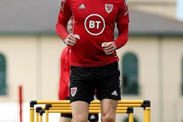 TAHUN PENTING: Bintang Wales, Gareth Bale, dilapor akan beraksi dalam bola sepak Amerika sebagai persiapan membantu negaranya di Piala Dunia Qatar November ini. - Foto REUTERS