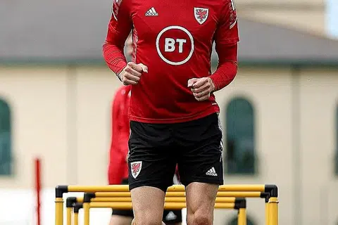 TAHUN PENTING: Bintang Wales, Gareth Bale, dilapor akan beraksi dalam bola sepak Amerika sebagai persiapan membantu negaranya di Piala Dunia Qatar November ini. - Foto REUTERS