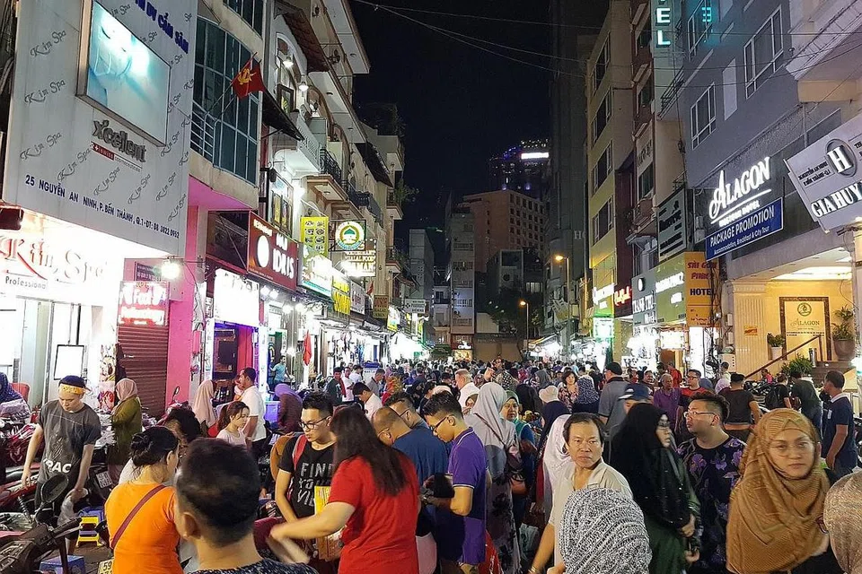 TEPATI CITA RASA MELAYU: Laluan yang diubah menjadi deretan yang menjual barangan Melayu boleh ditemui di luar pasar Ben Thanh. - Foto BH oleh NIZAM ISMAIL