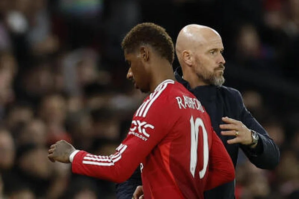 Pengurus Manchester United, Erik ten Hag (kanan) menyambut Marcus Rashford keluar dari padang selepas bermain dengan baik ketika melawan FC Twente. Walau tidak menjaringkan gol, Rashford tetap dianggap sebagai pemain Man United yang paling menonjol.