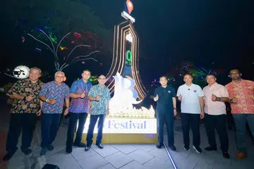 Menteri Besar Johor, Datuk Onn Hafiz Ghazi (empat dari kanan), bergambar di mercu tanda Kilometer Sifar (0KM) Johor Bahru. Hadir sama  Pengerusi Jawatankuasa Perumahan dan Kerajaan Tempatan Johor, Datuk Mohd Jafni Md Shukor (tiga dari kanan).