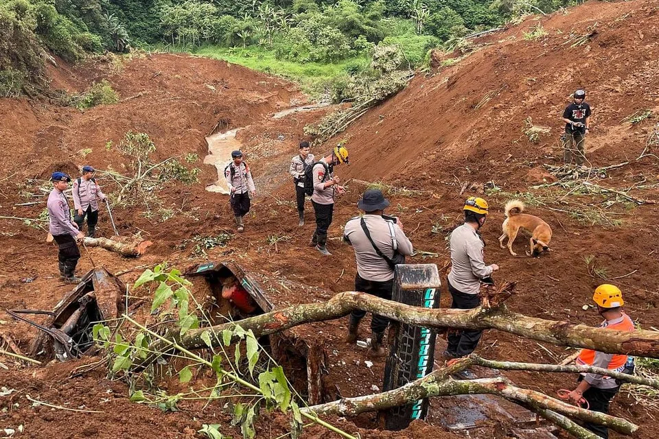 OPERASI MENYELAMAT: Pegawai penyelamat berusaha untuk mencari mangsa yang terperangkap akibat gempa bumi di sebuah kampung di Cianjur yang tertimbus bawah tanah. - Foto REUTERS