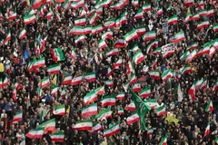 Orang ramai mengibarkan bendera Iran ketika menghadiri upacara pengebumian Komander Tentera Laut Kor Pengawal Revolusi Islam Iran (IRGC), Alireza Tangsiri, bersama mangsa lain yang terbunuh dalam serangan Amerika Syarikat dan Israel ke atas Iran, di Dataran Enghelab, Tehran, pada 1 April 2026. Iran mengesahkan pada 30 Mac bahawa Tangsiri maut akibat serangan Israel, yang menurut Israel bertanggungjawab terhadap penutupan Selat Hormuz. Kenyataan yang disiarkan oleh laman Sepah News milik IRGC menyatakan beliau “meninggal dunia akibat kecederaan parah” susulan serangan tersebut.