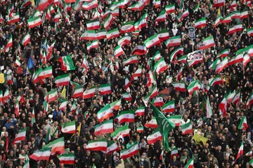 Orang ramai mengibarkan bendera Iran ketika menghadiri upacara pengebumian Komander Tentera Laut Kor Pengawal Revolusi Islam Iran (IRGC), Alireza Tangsiri, bersama mangsa lain yang terbunuh dalam serangan Amerika Syarikat dan Israel ke atas Iran, di Dataran Enghelab, Tehran, pada 1 April 2026. Iran mengesahkan pada 30 Mac bahawa Tangsiri maut akibat serangan Israel, yang menurut Israel bertanggungjawab terhadap penutupan Selat Hormuz. Kenyataan yang disiarkan oleh laman Sepah News milik IRGC menyatakan beliau “meninggal dunia akibat kecederaan parah” susulan serangan tersebut.