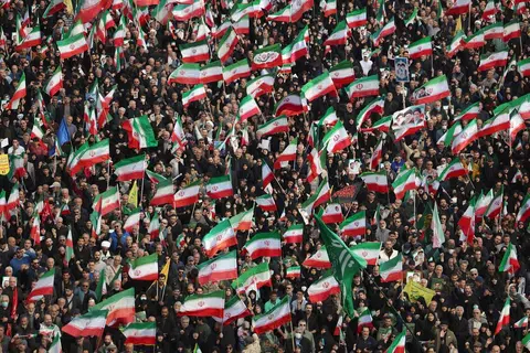 Orang ramai mengibarkan bendera Iran ketika menghadiri upacara pengebumian Komander Tentera Laut Kor Pengawal Revolusi Islam Iran (IRGC), Alireza Tangsiri, bersama mangsa lain yang terbunuh dalam serangan Amerika Syarikat dan Israel ke atas Iran, di Dataran Enghelab, Tehran, pada 1 April 2026. Iran mengesahkan pada 30 Mac bahawa Tangsiri maut akibat serangan Israel, yang menurut Israel bertanggungjawab terhadap penutupan Selat Hormuz. Kenyataan yang disiarkan oleh laman Sepah News milik IRGC menyatakan beliau “meninggal dunia akibat kecederaan parah” susulan serangan tersebut.