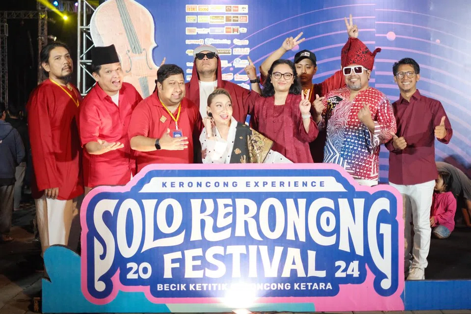Anak seni Singapura beramai-ramai menyumbang kepakaran seni dan bakat masing-masing di pentas Pesta Keroncong Solo 2024.