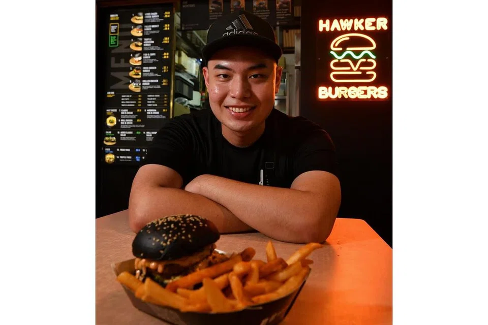 USAHAWAN MUDA: Encik Lee Syafiq, pemilik Ashes Burnnit, sebuah gerai yang menjual burger gourmet di kawasan perumahan. - Foto BH oleh CHONG JUN LIANG