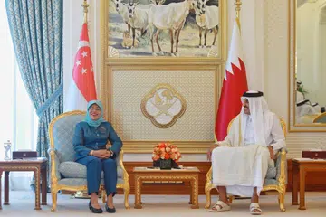 SALING MENYOKONG: Presiden Halimah Yacob bertemu Amir Qatar Sheikh Tamim di istana Amiri Diwan semasa lawatan negara beliau ke negara Teluk itu.