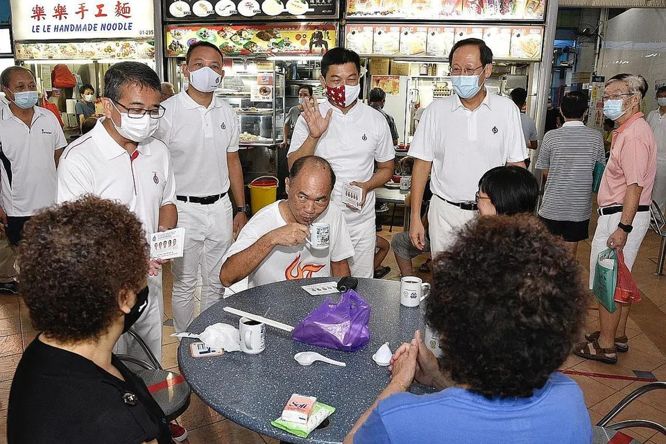 TEMU PENDUDUK: Calon pasukan PAP di GRC Marine Parade (dari kiri), Encik Edwin Tong, Encik Mohd Fahmi Aliman; Encik Tan Chuan-Jin dan Dr Tan See Leng menemui penduduk di 50A Pasar Marine Terrace kelmarin. Encik Seah Kian Peng tiada dalam kunjungan itu. - Foto BH oleh DESMOND WEE
