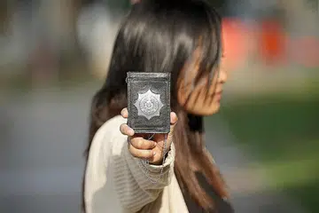 TUGAS PENTING: Sebagai pegawai penguatkuasa CNB yang berpengalaman, Staf Sarjan Kanan Siti Khalijah turut memikul peranan sebagai mentor kepada pegawai baru dan membimbing mereka dalam menjalankan tugas. - Foto BM oleh JOEL CHAN