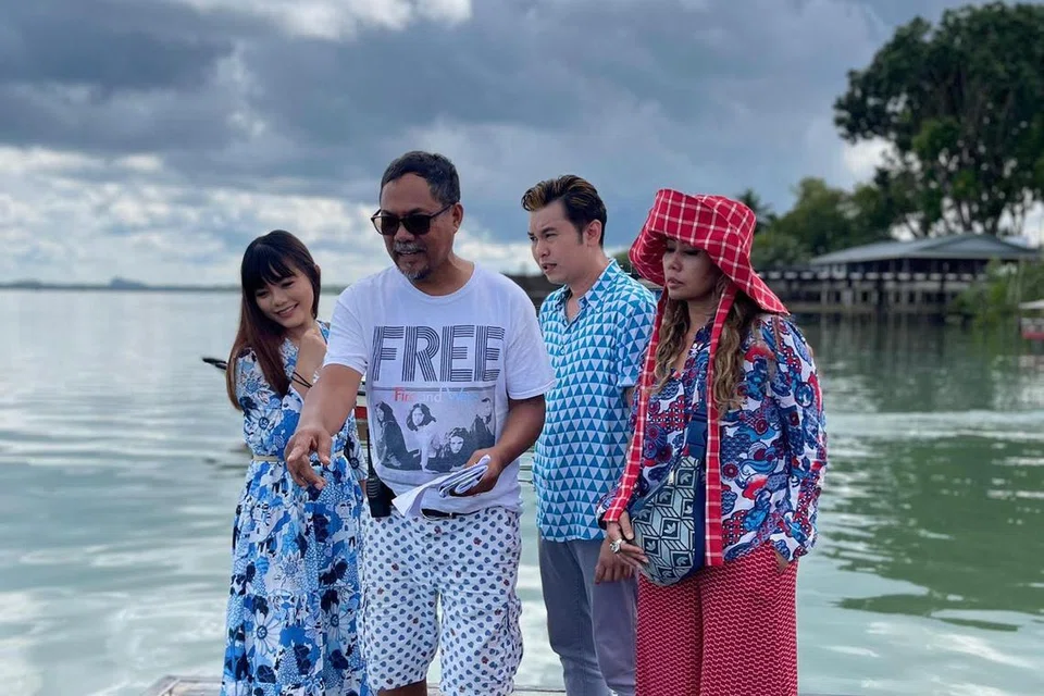 KEMBARA TEROKA TV SARAWAK: Wahyu Rahman (kanan) dan suaminya Adi Yadoni bersyukur dapat mengusahakan telefilem Lebaran, Sewa Untuk Raya, dalam dialek Sarawak, bagi saluran televisyen Sarawak, TVS. Bersama mereka adalah dua pelakon Sarawak, Michelle Lungan (kiri) dan Willy Alfred.