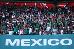 Penyokong pasukan Mexico sebelum perlawanan kumpulan A Mexico menentang Republik Czech, di Stadium Azteca, Mexico City, pada 24 Jun.