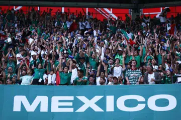 Penyokong pasukan Mexico sebelum perlawanan kumpulan A Mexico menentang Republik Czech, di Stadium Azteca, Mexico City, pada 24 Jun.
