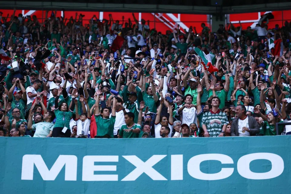 Penyokong pasukan Mexico sebelum perlawanan kumpulan A Mexico menentang Republik Czech, di Stadium Azteca, Mexico City, pada 24 Jun.
