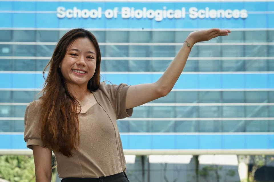 Cik Siti Nur Atiqah Abdul Razak, penerima Biasiswa Mendaki-MiRXES,  kini mengejar ijazah sarjana muda sains dalam sains biologi di Universiti Teknologi Nanyang (NTU).