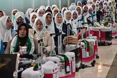 Jemaah haji Indonesia menunggu sebelum berlepas ke kota suci Makkah bagi menunaikan ibadah haji tahunan di Lapangan Terbang Antarabangsa Juanda pada 22 April 2026.