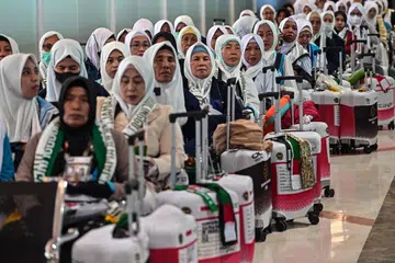 Jemaah haji Indonesia menunggu sebelum berlepas ke kota suci Makkah bagi menunaikan ibadah haji tahunan di Lapangan Terbang Antarabangsa Juanda pada 22 April 2026.