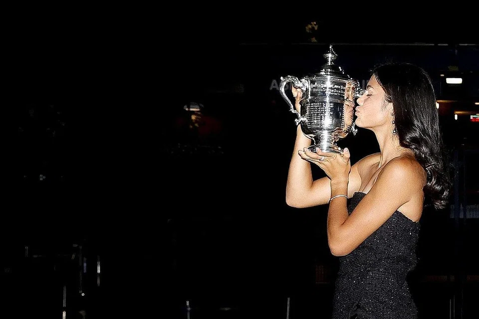 REMAJA SENSASI: Raducanu meraikan kemenangan sensasi di Terbuka Amerika selepas mengalahkan seorang lagi pemain remaja, Leylah Fernandez, dalam perlawanan akhir dan merakam foto dengan piala idaman. - Foto AFP