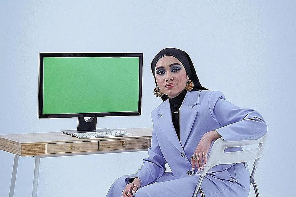 TEKAD: Sebagai artis baru, Shazza (gambar atas) ingin melakukan yang terbaik untuk lagu terbarunya yang akan dikeluarkan pada 27 Ogos ini. - Foto IMAN IZZATI