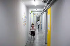 Pelajar memulakan sesi persekolahan di sekolah bawah tanah baru di daerah Osnovyansky, Kharkiv, yang dibuka bagi membolehkan pembelajaran selamat di tengah-tengah serangan Rusia atas Ukraine.