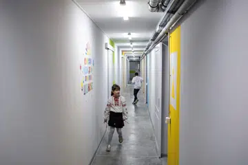 Pelajar memulakan sesi persekolahan di sekolah bawah tanah baru di daerah Osnovyansky, Kharkiv, yang dibuka bagi membolehkan pembelajaran selamat di tengah-tengah serangan Rusia atas Ukraine.