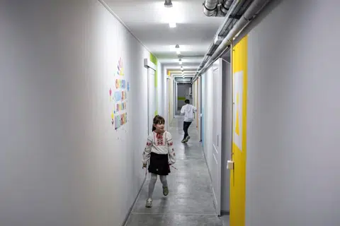 Pelajar memulakan sesi persekolahan di sekolah bawah tanah baru di daerah Osnovyansky, Kharkiv, yang dibuka bagi membolehkan pembelajaran selamat di tengah-tengah serangan Rusia atas Ukraine.