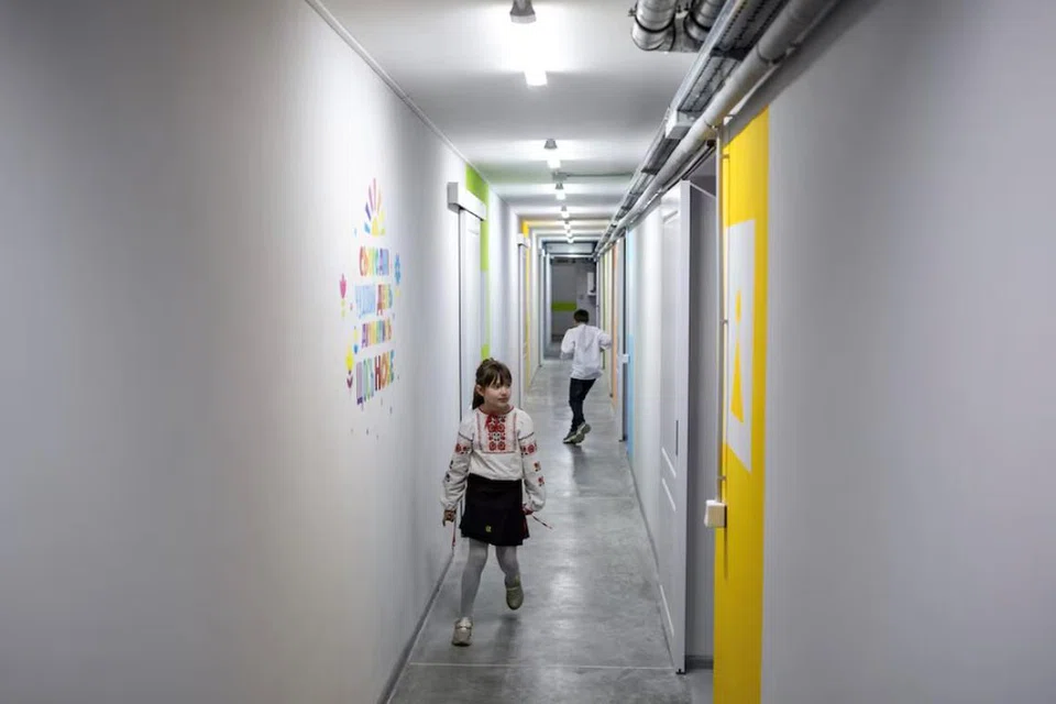 Pelajar memulakan sesi persekolahan di sekolah bawah tanah baru di daerah Osnovyansky, Kharkiv, yang dibuka bagi membolehkan pembelajaran selamat di tengah-tengah serangan Rusia atas Ukraine.
