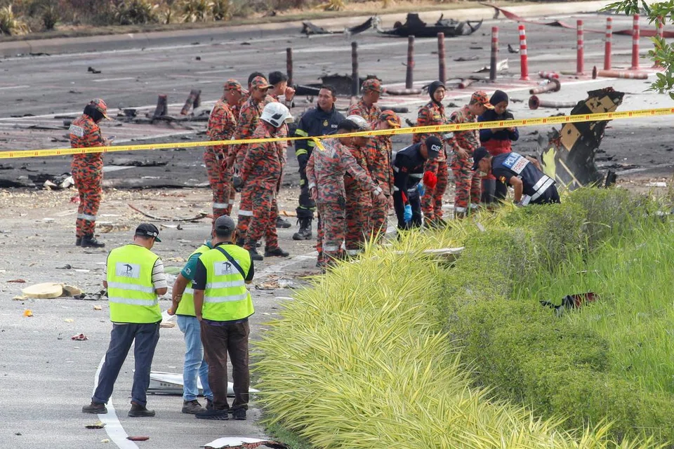PESAWAT TERHEMPAS DI JALAN RAYA: Pihak berkuasa sedang menjalankan siasatan atas kejadian pesawat privet terhempas di Shah Alam, Khamis petang. 