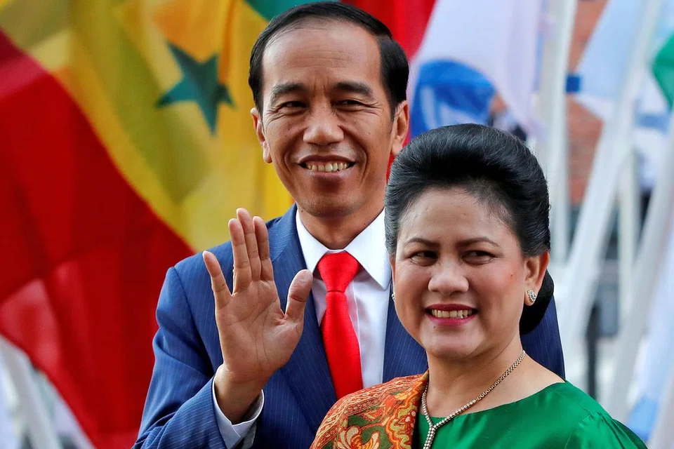 HADIRI G-20: Presiden Joko Widodo ditemani isterinya, Cik Iriana, semasa menghadiri sidang G20 di Hamburg, Jerman, baru-baru ini. - Foto REUTERS