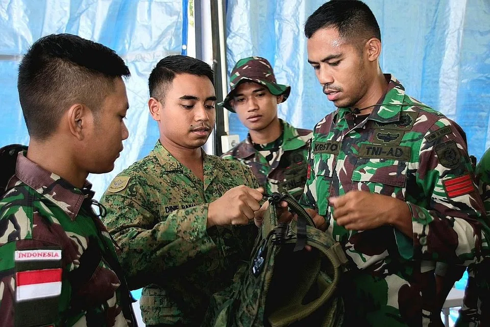 KONGSI PENGETAHUAN TENTANG PERALATAN: Askar SAF dan TNI berkongsi pengetahuan mengenai peralatan satu sama lain. - Foto MINDEF