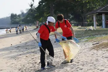 Sukarelawan membantu untuk membersihkan pantai East Coast pada 20 Julai susulan kejadian tumpahan minyak pada 14 Jun.