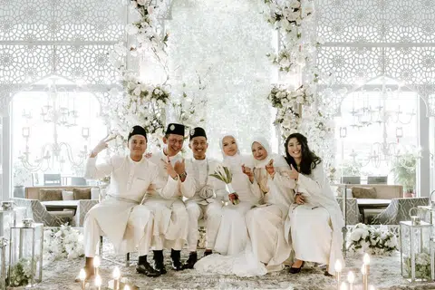 Gambar keluarga Encik Hakim (kiri) pada 2021 semasa majlis perkahwinan abang sulungya, Encik Muhammad Haziq Mohd Raziff.