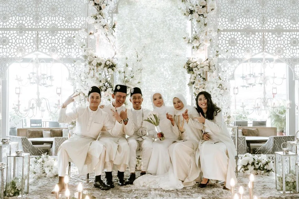 Gambar keluarga Encik Hakim (kiri) pada 2021 semasa majlis perkahwinan abang sulungya, Encik Muhammad Haziq Mohd Raziff.