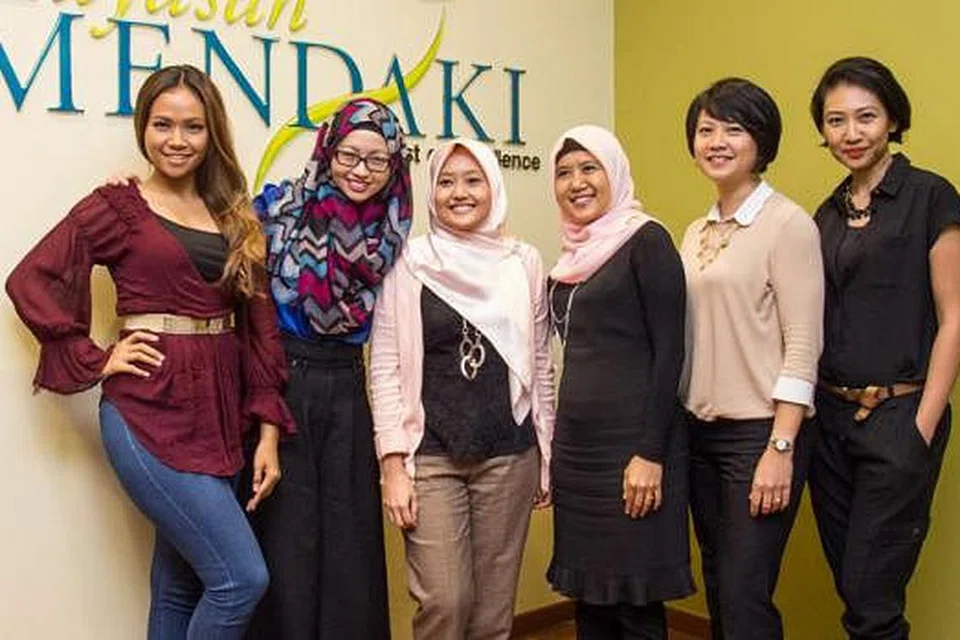 ANGGOTA KARYAWAN WANITA: Cik Rahayu Mahzam (tiga dari kiri) bersama anggota Jawatankuasa Penasihat EPG terdiri daripada (dari kiri) Cik Nadiah M Din, Dr Noorul Raaha As'Art, Cik Faridah Eryani Pairin, Cik Zarina Yusof dan Cik Sharon Ismail. - Foto MENDAKI
