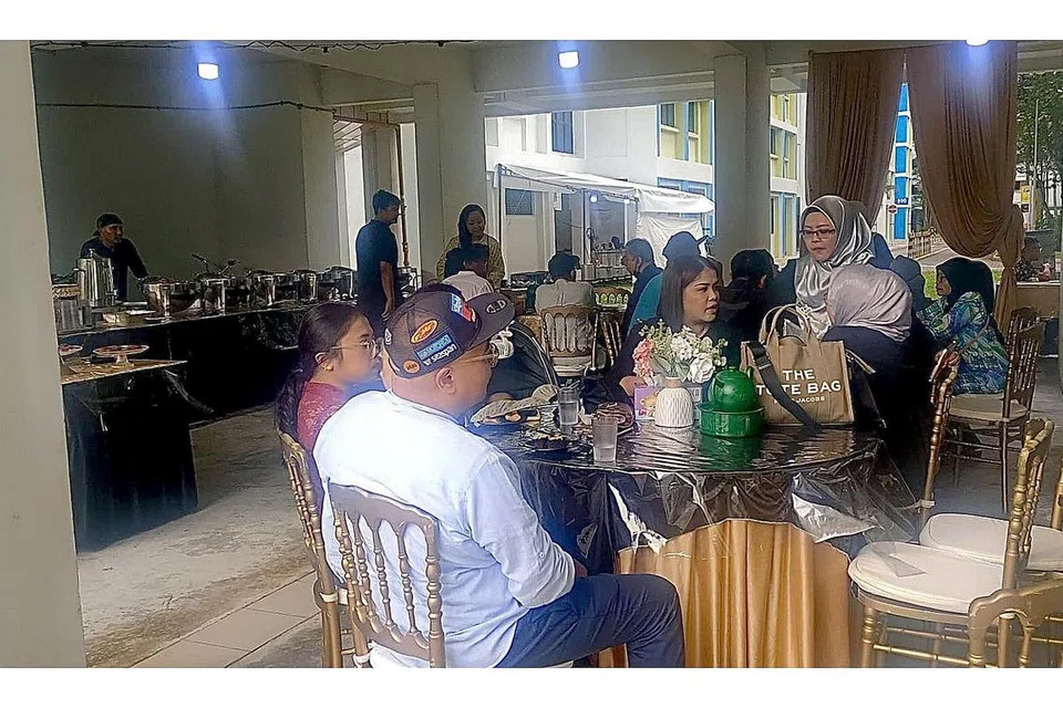 BEBAS BERKUMPUL: Tetamu ke majlis perkahwinan kolong blok gembira dapat berkumpul bersama sanak saudara dan rakan.