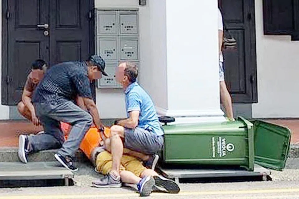 Orang awam menolong menangkap lelaki yang dipercayai merakam video bawah skirt seorang wanita pada 1 November. - Foto SHIN MIN DAILY NEWS