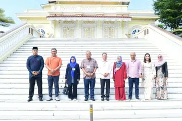 Menteri Pelancongan, Kebudayaan dan Alam Sekitar Sabah, Datuk Jafry Ariffin (empat dari kiri), bersama pegawai kanan kementeriannya di Tangga Selat, Istana Besar Johor, Johor Bahru.