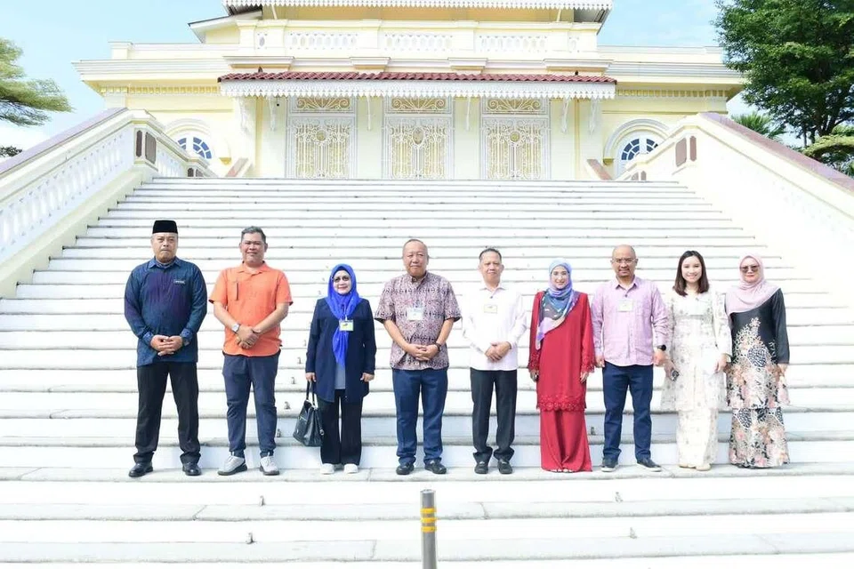 Menteri Pelancongan, Kebudayaan dan Alam Sekitar Sabah, Datuk Jafry Ariffin (empat dari kiri), bersama pegawai kanan kementeriannya di Tangga Selat, Istana Besar Johor, Johor Bahru.