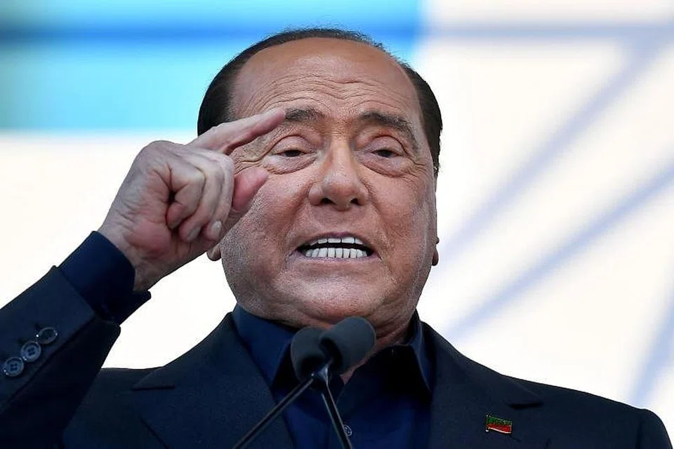 Bekas perdana menteri Italy, Silvio Berlusconi, 83 tahun, meninggalkan Cik Francesca Pascale, 34 tahun, selepas hubungan selama 12 tahun, 