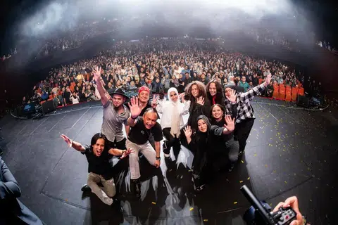Ella (tengah) merakam gambar kenangan bersama penonton, pemuzik dan penyanyi latar yang mengiringi persembahannya pada malam konsert, ‘Majlis Tertinggi Rockqueen Ella 2026’.