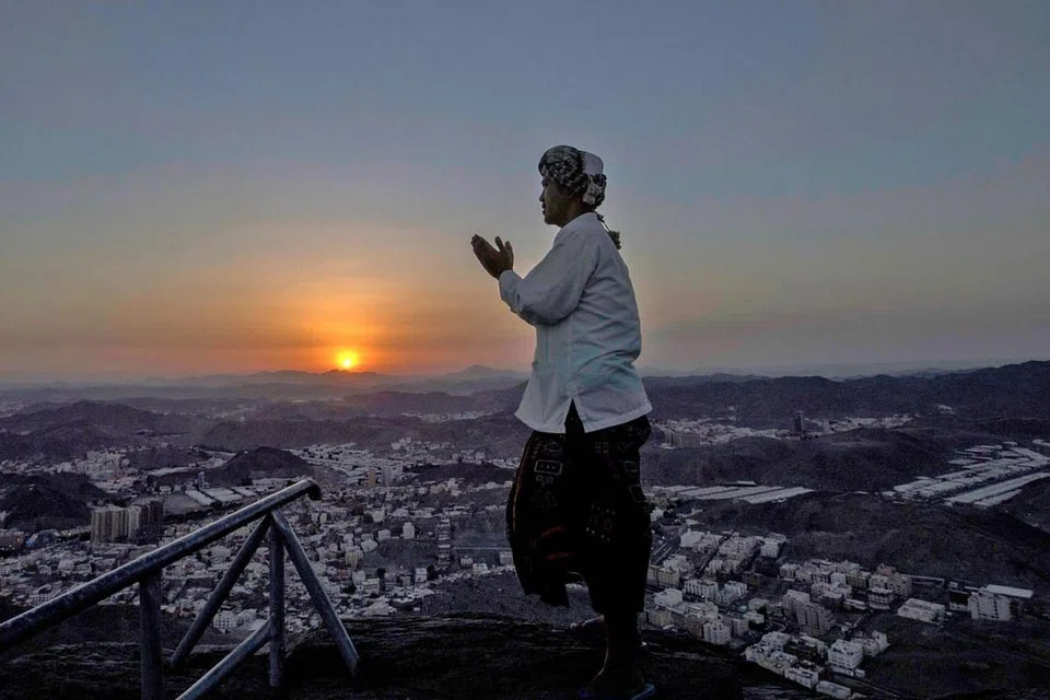 Menyahut seruan Haji: KETENANGAN: Seorang jemaah berdoa dalam keadaan diselubungi ketenangan di Jabal (Bukit) Nur semasa menziarahi Gua Hira di Makkah. - Foto EPA