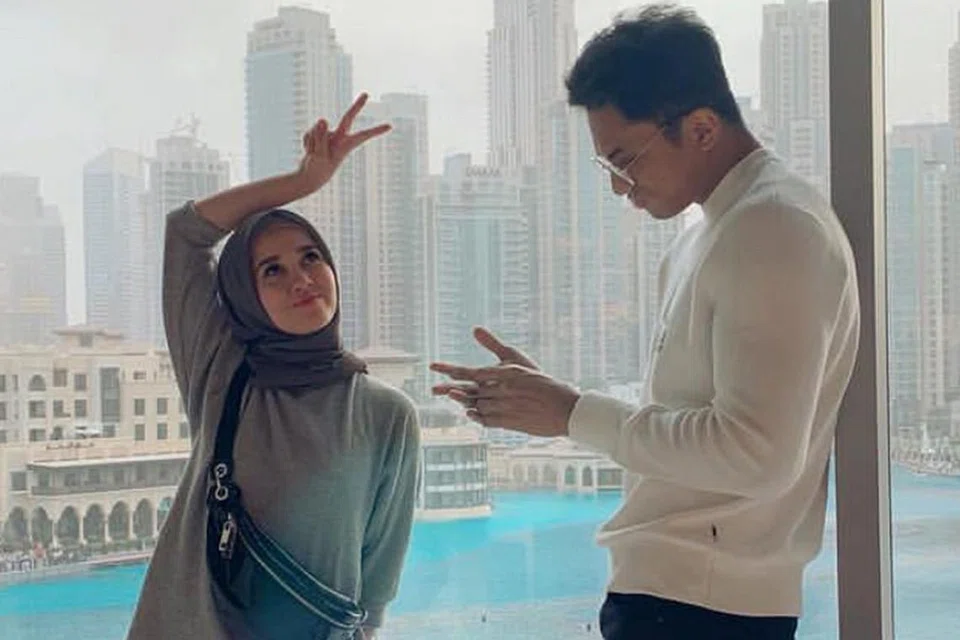 JALINAN CINTA?: Kisah percintaan Emma dengan Syed Abdullah (kededuanya atas) semakin mendapat perhatian. Gambar mereka berdua yang kelihatan mesra telah tular di media sosial dan pasangan itu mengakui itu adalah gambar mereka bersama. - Foto Instragram 